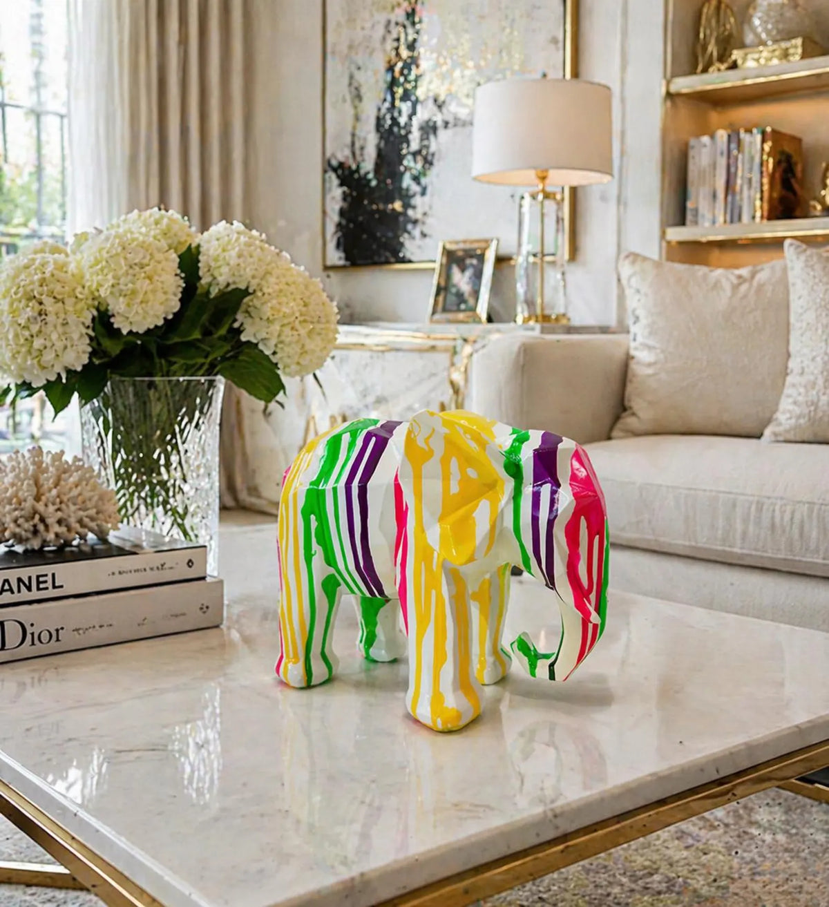 Escultura de elefante con efecto de goteo de color